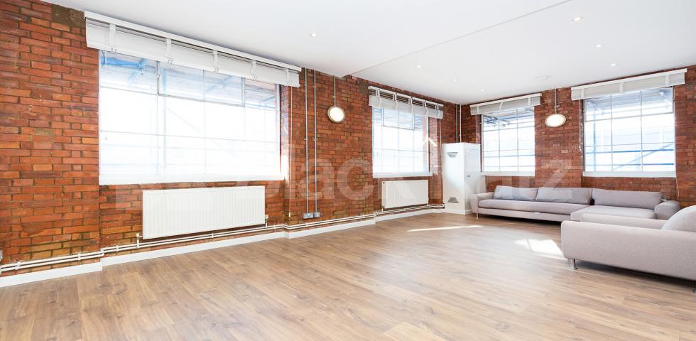 			VIRTUAL TOUR AVAILABLE!, 3 Bedroom, 1 bath, 1 reception Apartment			 Dove Road, CANONBURY-ISLINGTON